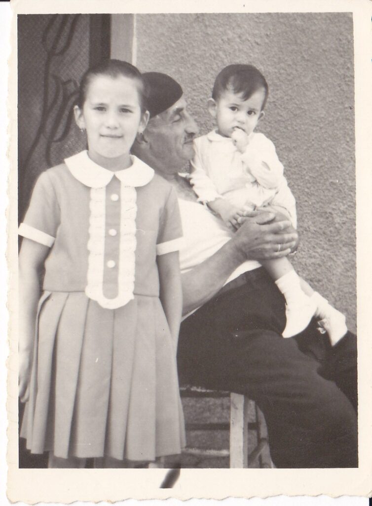 Dedemlerin evinin önünde, Fatih Atikali, 1969. Ablam, dedem ve ben.