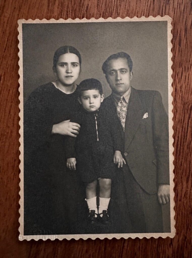 1939… Babam, anne ve babasıyla. Benim hikâyemin başlamasına daha çok var… Ama noktalar şimdiden birikiyor.